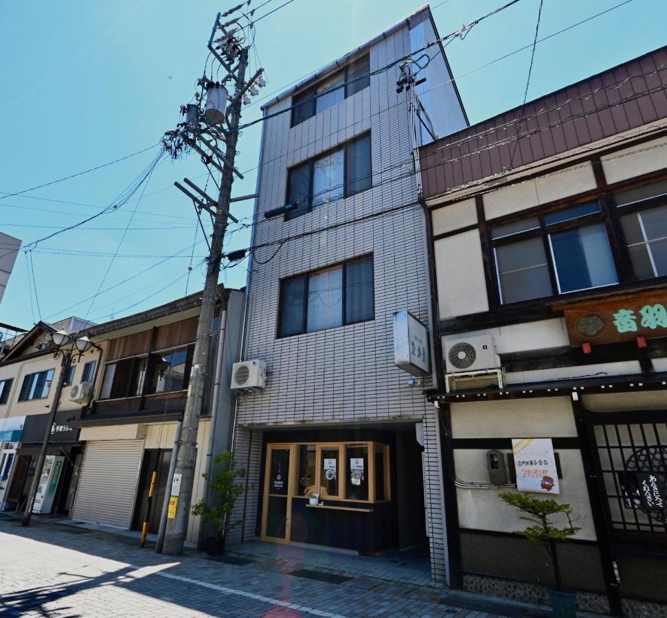 Manabi-Stay Takayama Sakura 提携駐車場利用可 古い町並みまで徒歩1分 最大9名宿泊可能な一等地で人工温泉を楽しむ Eksteriør bilde